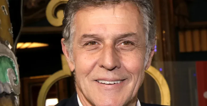 Morre Pierre Deny, ator de “Emily em Paris”, aos 69 anos