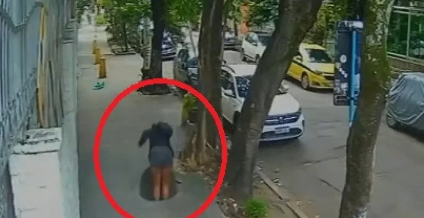 Mulher cai em bueiro no Rio e fica presa após tampa se fechar; veja