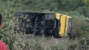 Acidente com ônibus de romeiros deixa dois mortos e 21 feridos no Ceará