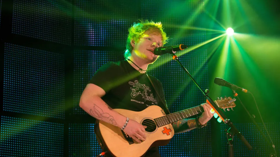 Ed Sheeran faz show surpresa para seleção inglesa após vitória na Copa do Mundo