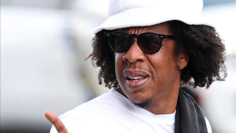 Jay-Z faz Rihanna subir ao palco em show, e artista brinca: