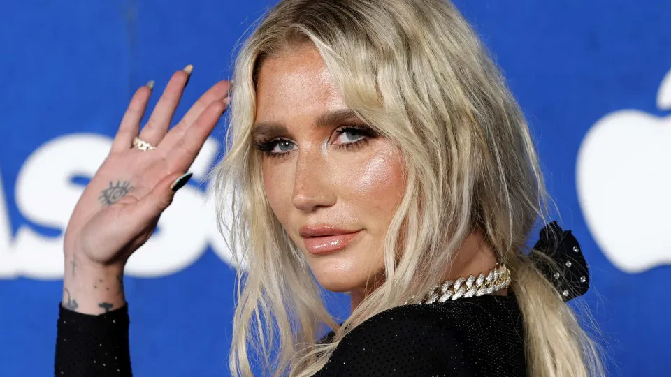 Kesha conta que coleciona dentes humanos e diz que isso
