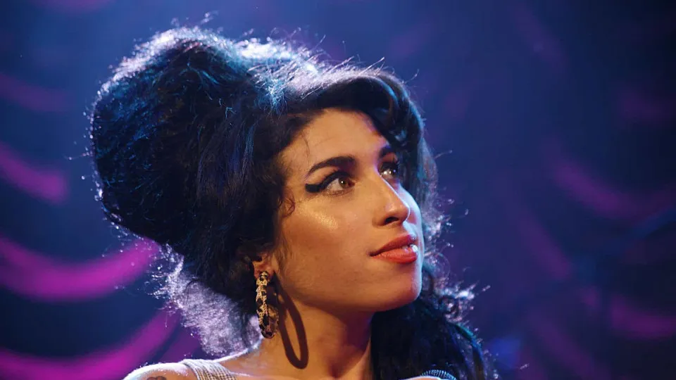 Amy Winehouse deixa legado que resiste 15 anos após sua morte