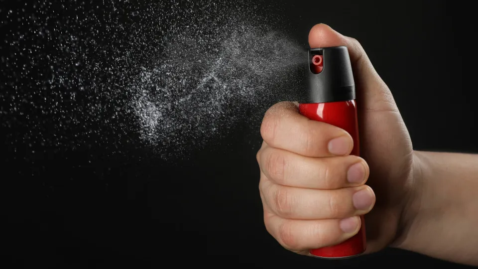 Mulheres podem comprar e usar spray de pimenta para defesa pessoal