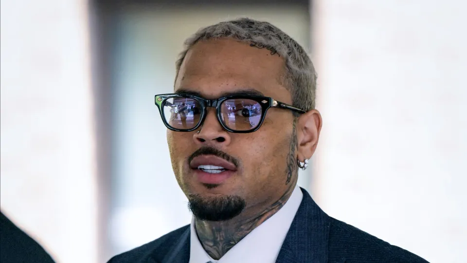 Chris Brown declara-se culpado em caso de agressão com garrafa