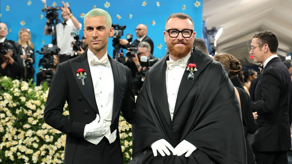 Sam Smith e Christian Cowan ficam noivos após três anos de relacionamento