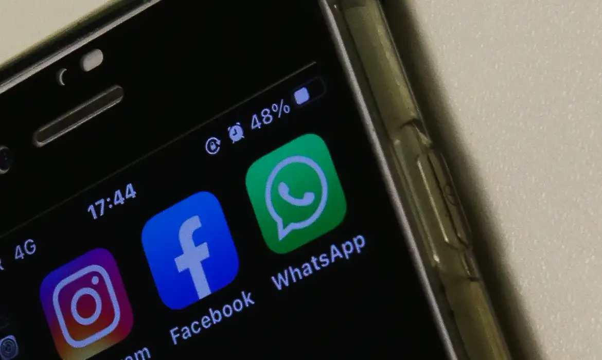 França proíbe redes sociais para 15 anos