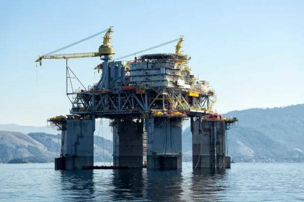 Petróleo fecha em alta com escalada das tensões entre EUA e Irã e temor de desabastecimento