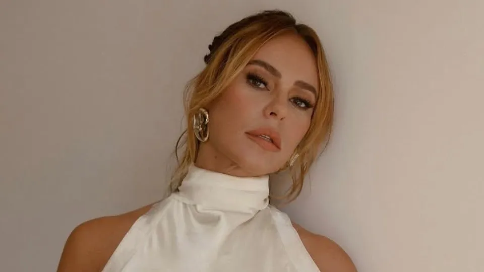Paolla Oliveira impressiona com vestido de superfenda em novo ensaio