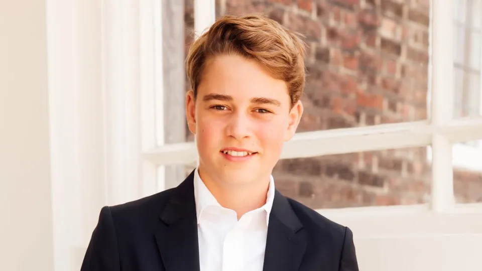 Príncipe George completa 13 anos e ganha novo retrato oficial