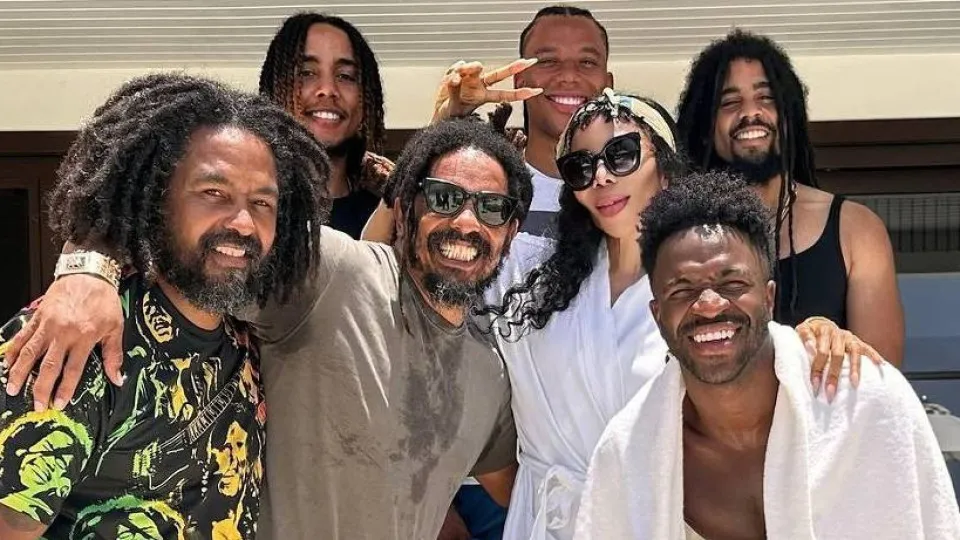 Vini Jr. encontra família de Bob Marley durante férias na Jamaica