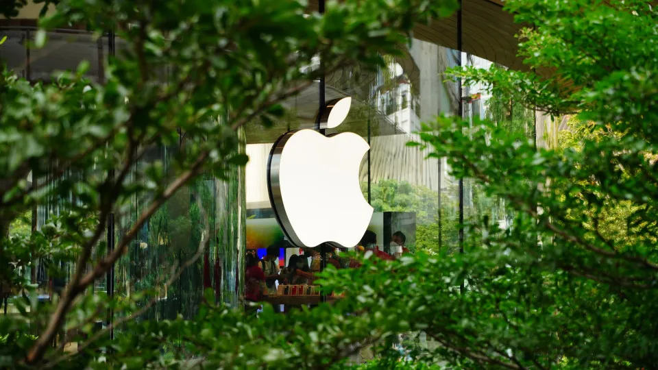 Imprevisto pode adiar chegada às lojas do primeiro iPhone dobrável