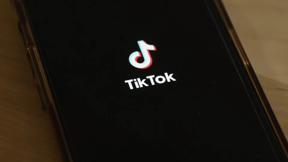 UE aponta possível violação de legislação digital pelo TikTok na proteção de menores