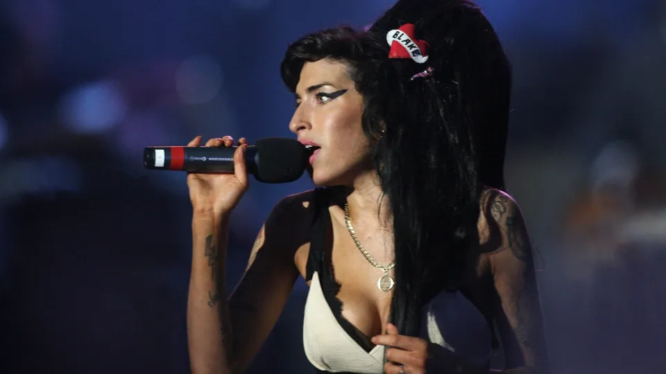 Pai de Amy Winehouse é condenado a pagar R$ 6,5 milhões a amigas da cantora