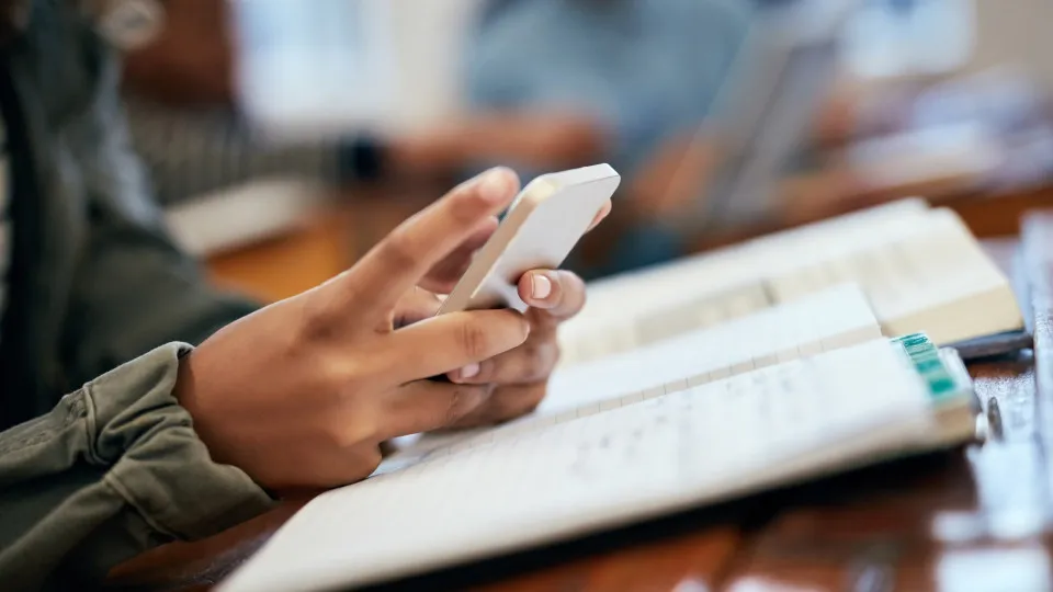 Comissão Europeia defende vedar acesso dos mais jovens a redes sociais