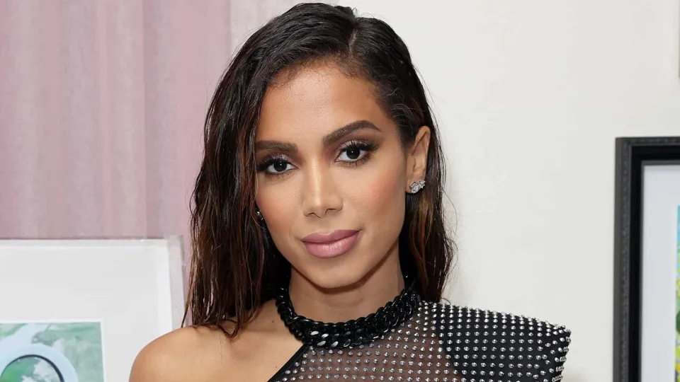 Anitta suspenderá venda de álcool em turnê para promover meditação, ioga e autocuidado