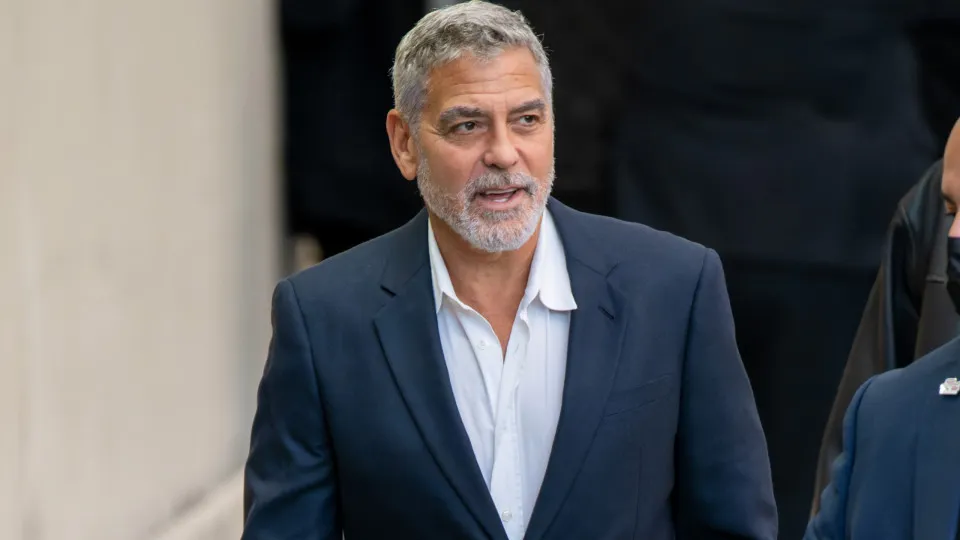George Clooney deixa casa na França devido aos incêndios e promete ajudar na reconstrução da cidade