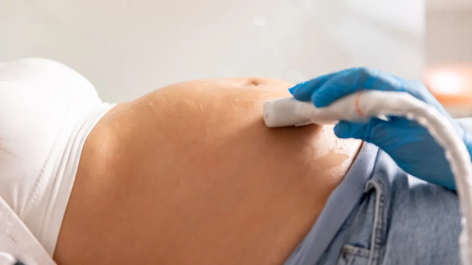 Mulher descobre gravidez um mês após hospital confirmar aborto e fazer curetagem com feto vivo