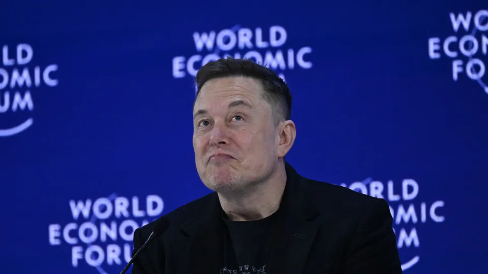 Ficando para trás na IA, Musk admite que