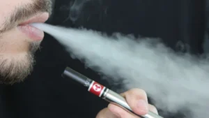 Quase perdi parte do meu pulmão após usar narguilé e cigarro eletrônico, diz jovem de 26 anos