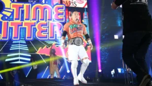 Lutador de wrestling Yujiro Kushida cai no golpe da fruta em visita ao Mercadão de SP