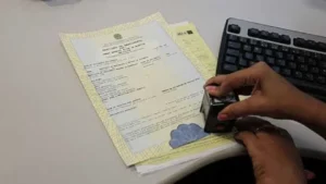 Mulher descobre que marido registrou filha com amante no nome dela em SC