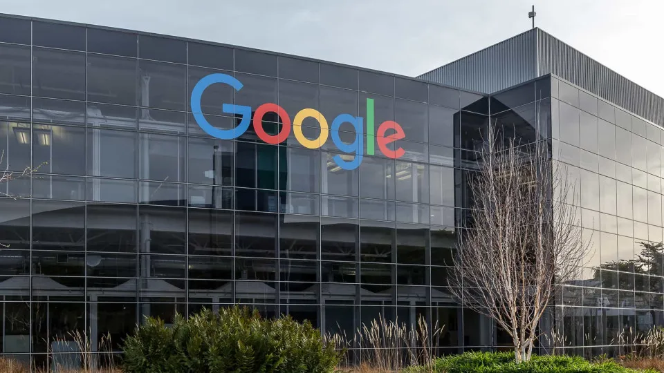 Estudo aponta riscos da IA do Google para crianças e adolescentes