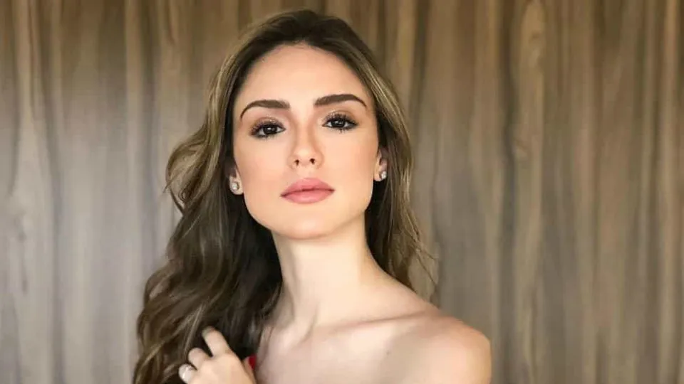 Isabelle Drummond se caracteriza como Emília mais de 20 anos após