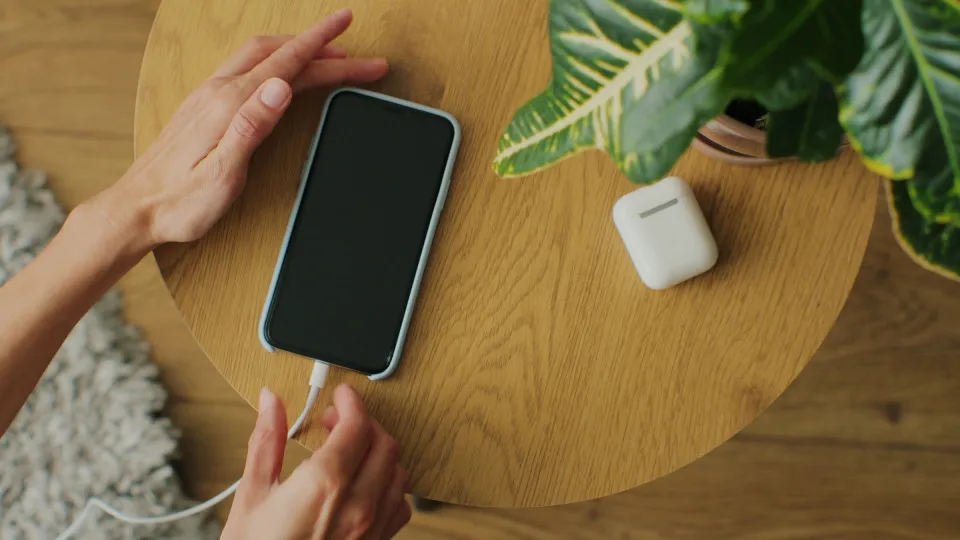 4 erros ao carregar o celular que podem reduzir a vida da bateria