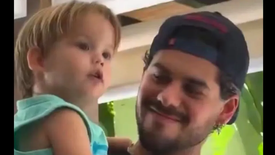 No colo de Zé Felipe, filho é incentivado a dizer “pau” e gera revolta