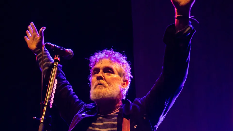 Glen Hansard, vencedor do Oscar, morre aos 56 anos em acidente de moto