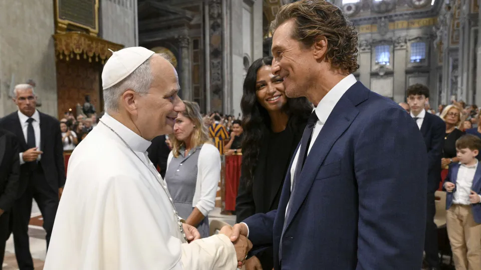 Matthew McConaughey e Camila Alves encontram papa Leão XIV no Vaticano