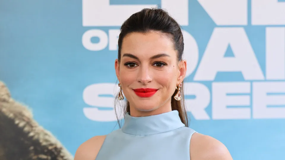 Grávida, Anne Hathaway exibe barriguinha em estreia de