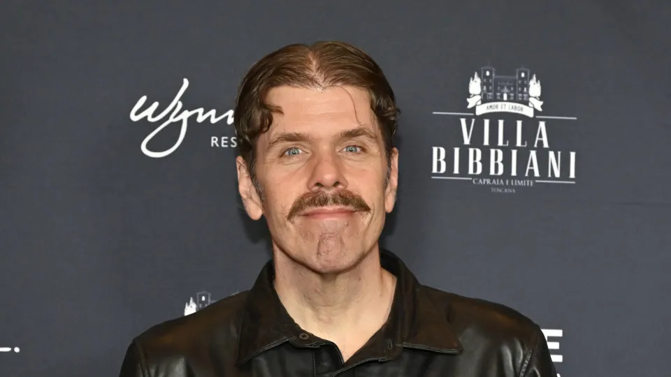 Perez Hilton segue internado duas semanas após crise durante live