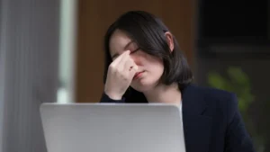 Olhos cansados no computador? Estas 5 dicas vão ajudá-lo