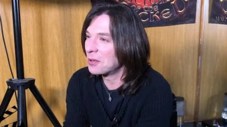 Ex-baterista do Angra critica Eduarda Campopiano, do PL