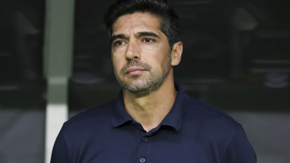 Abel não vê cobranças de pênaltis no campo e elogia Carlos Miguel