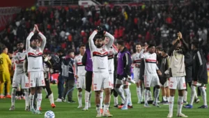 Sem acertar um chute ao gol, Flamengo segura Estudiantes e leva decisão para o Maracanã