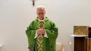 Vaticano divulga primeiras FOTOS do papa Leão XIV após cirurgia de câncer no pulmão