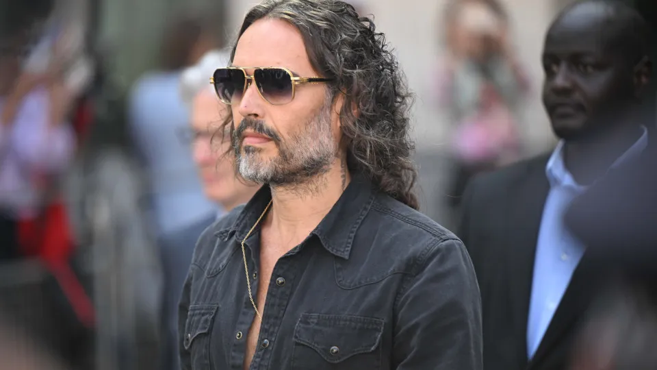 Começa o julgamento de Russell Brand, ator britânico acusado de violência sexual