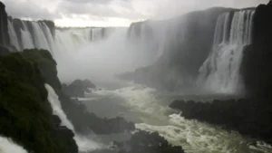 Cheia do rio Iguaçu provoca restrições nas Cataratas do Iguaçu