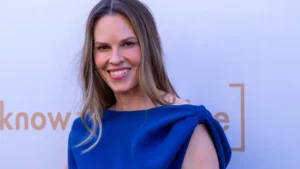 Hilary Swank anuncia gravidez do terceiro filho aos 52 anos